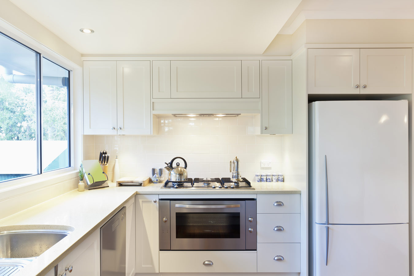Moderne witte keuken met granieten werkblad - keukenkasten schilderen