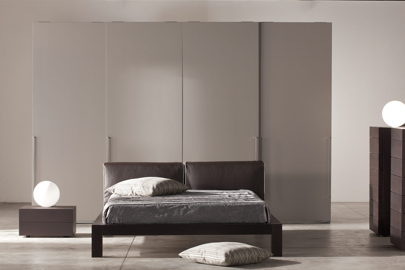 Moderne, grijze slaapkamer met bolle leeslampen