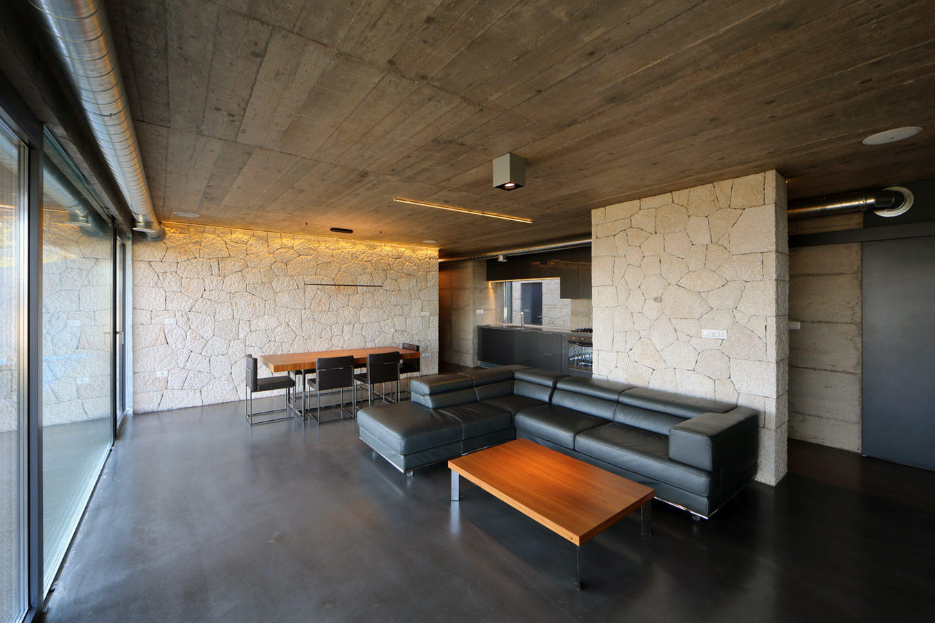 Moderne woonkamer met betonvloer en plafond