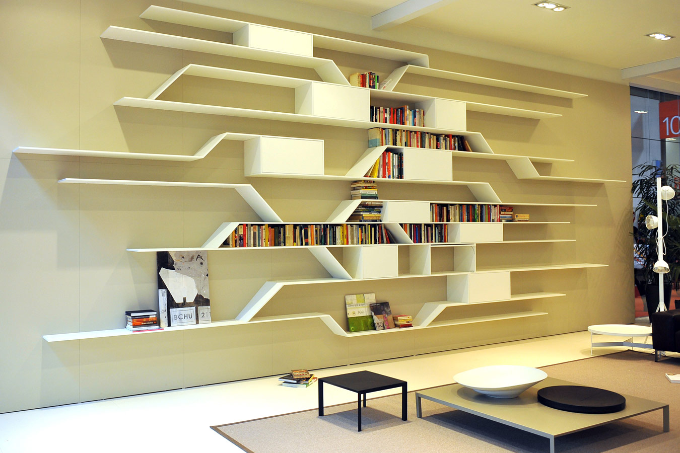 Boekenkast op maat in wit staal - moderne woonkamer