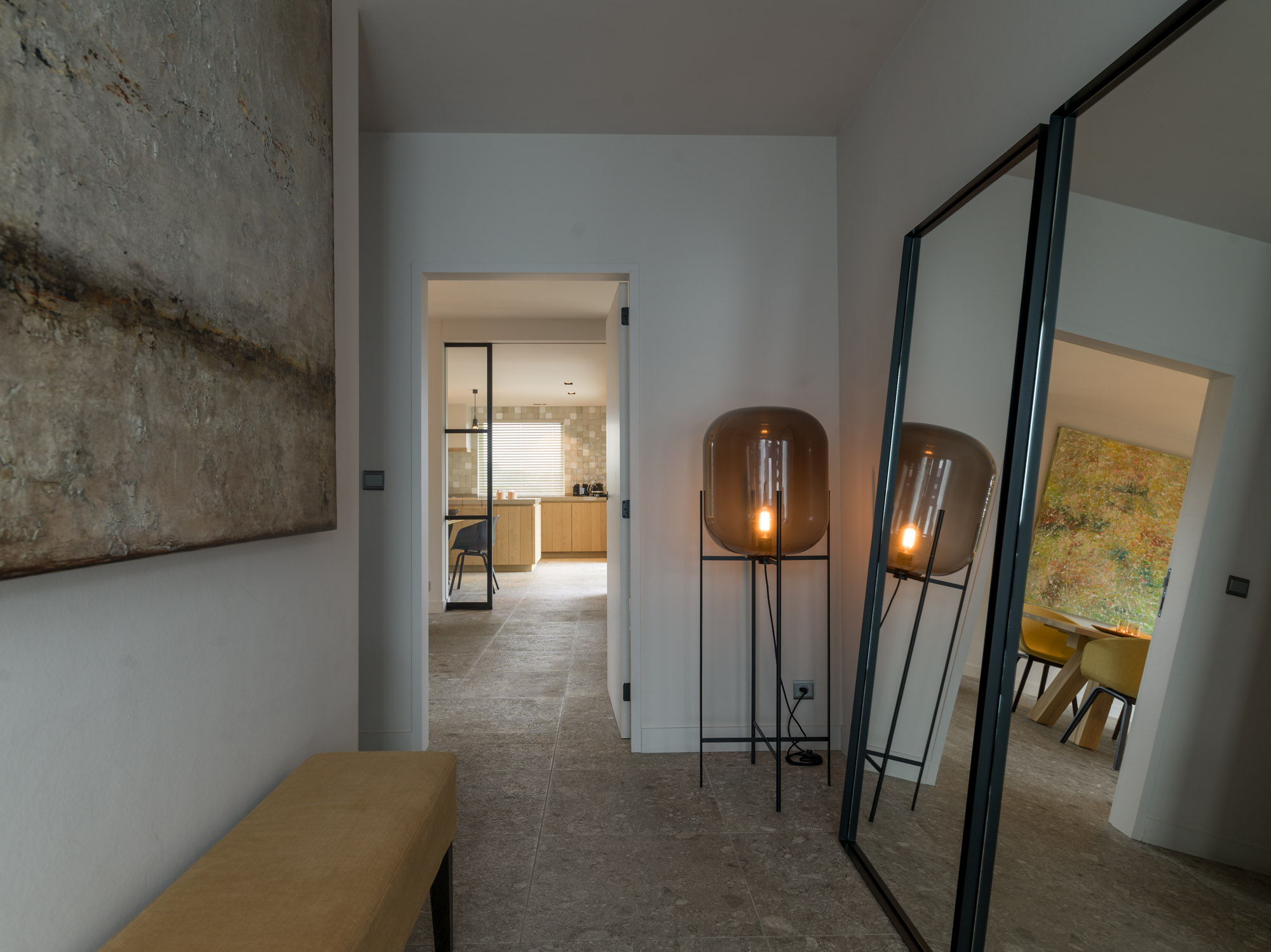 Strak landelijk interieur met kleuraccenten Strak landelijk interieur met kleuraccenten