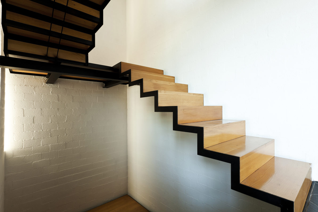 Houten trap met zwarte randen - originele trappen op maat