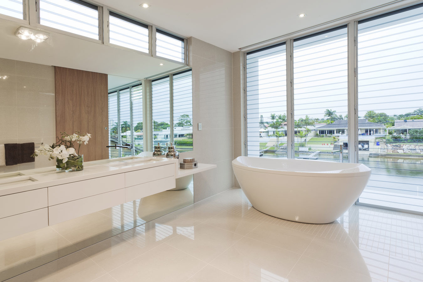 Moderne witte badkamer met grote spiegel