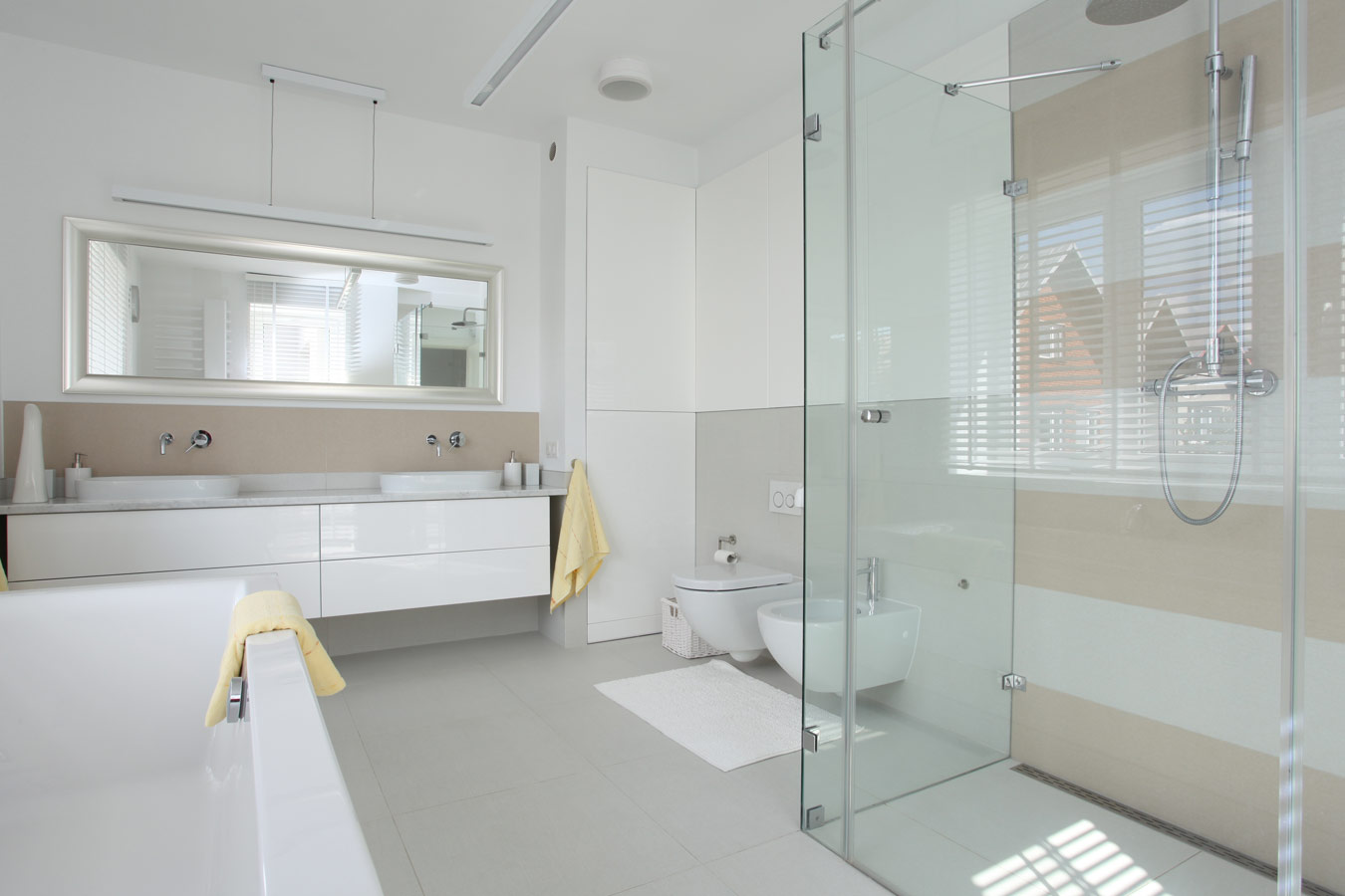 Moderne witte badkamer met inloopdouche