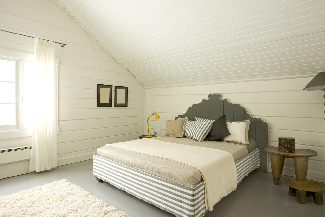 Romantische landelijke slaapkamer met houten muren