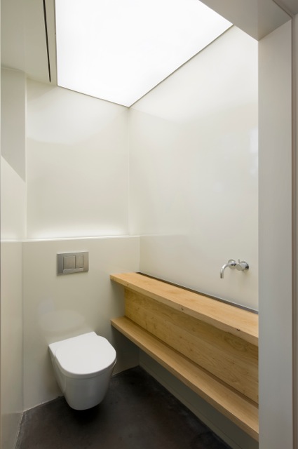 Wit toilet met houten wasbak - modern interieur