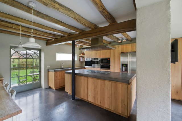 Moderne houten keuken met betonnen keukenblad