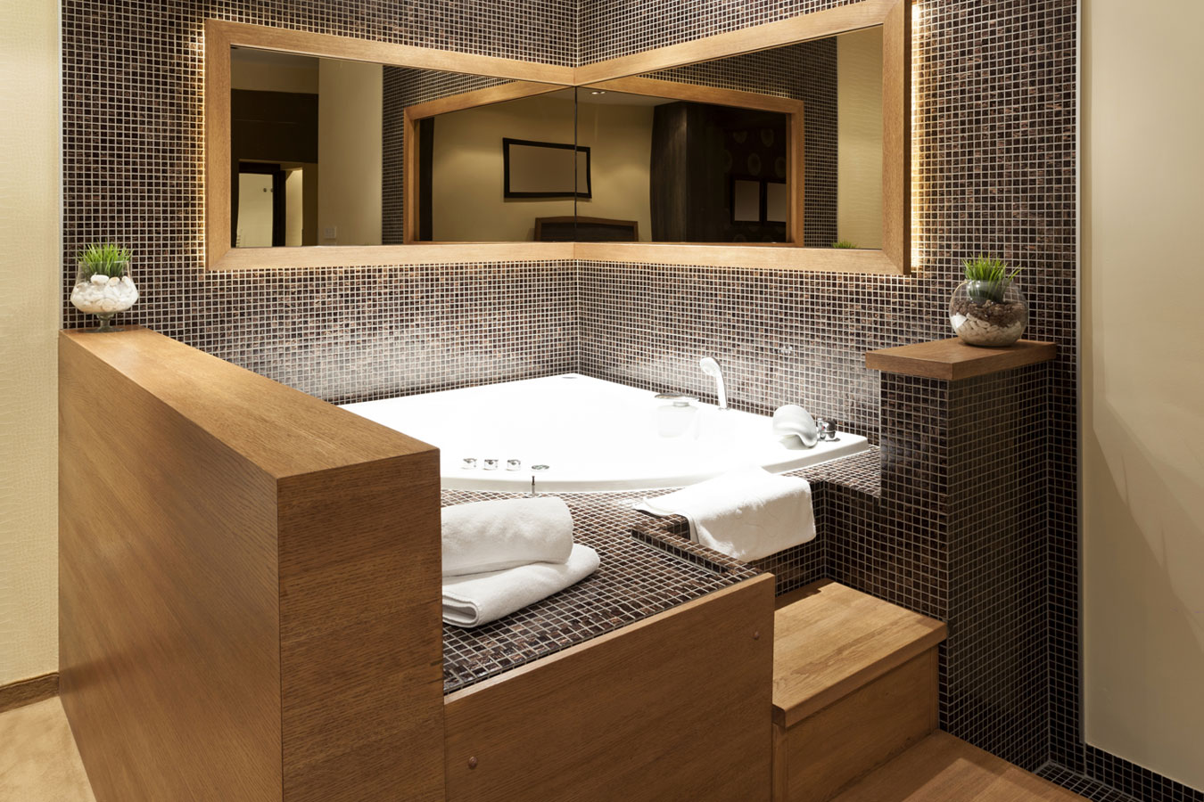 Marmer mozaïek - natuursteen in de badkamer - ingebouwd bad