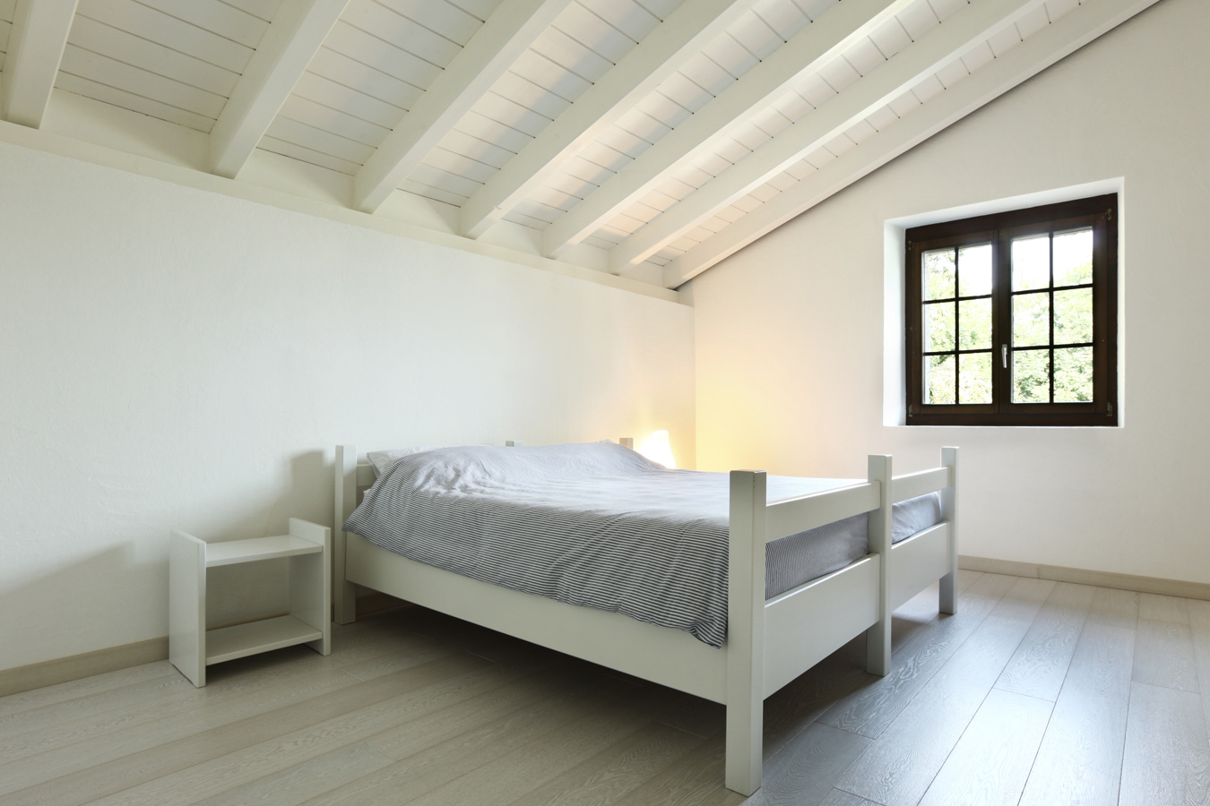 minimalistische slaapkamer - zolderkamer