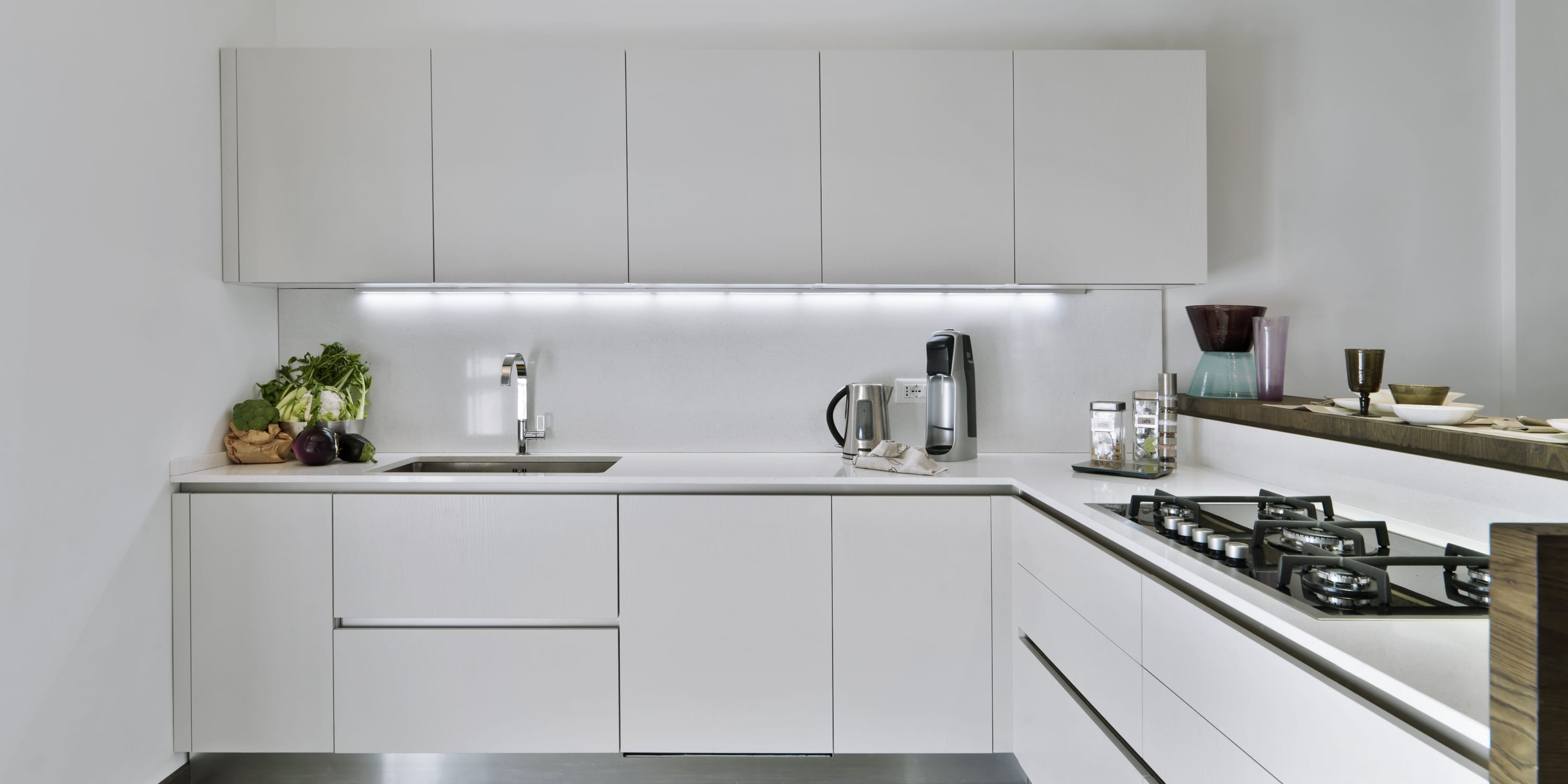 goedkope en moderne witte hoekkeuken